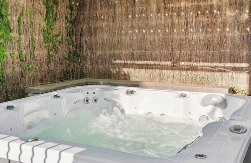 Mount Martha House | Hillside Luxe | Spa & Bay Views