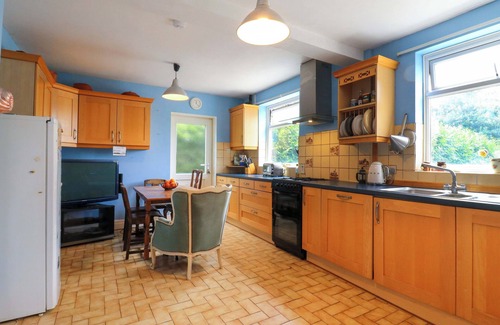 Little Missenden House | HILLSIDE, pet friendly, character holiday cottage in Holmer Green