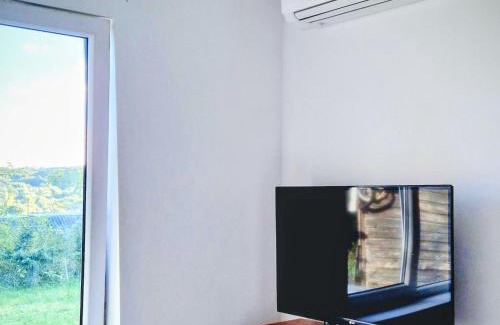 Vilnius House | Hillside view house with garden, private parking, quiet location - 12 min to Old town anytime, Long stays welcome