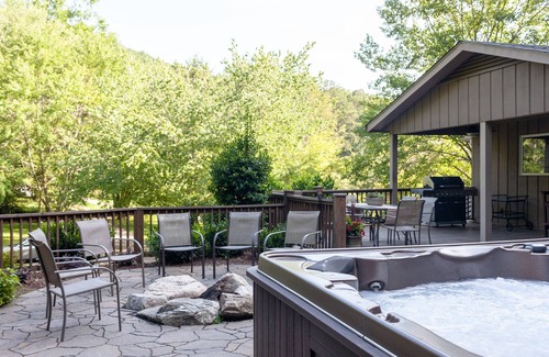 Asheville Villa | Hillside Villa - LARGE BEAUTIFUL OPEN LIVING, 15 min to DT, Hot Tub, Hike Trails