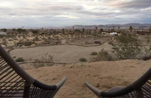 Twentynine Palms House | Hilltop Cabin with Starlink and View 10 mins to JT Park