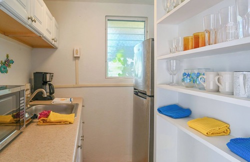 Contant Hill Apartment | Hilltop Cozy Efficiency with Breezes and Beautiful Sunset Views