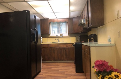 Mid-Hillside House | *Hilltop Emerald Stone*Clean, Safe and Comfortable