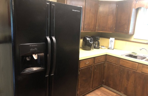Mid-Hillside House | *Hilltop Emerald Stone*Clean, Safe and Comfortable