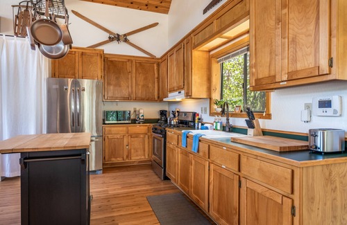 Yosemite Forks House | Hilltop Haven- Bright and Modern Cabin w/hot tub and stunning views!
