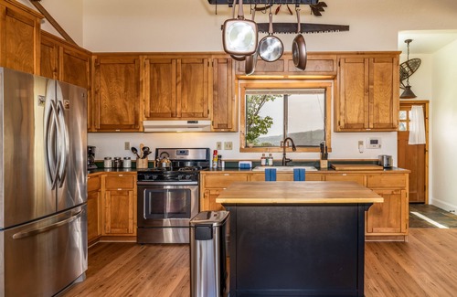 Yosemite Forks House | Hilltop Haven- Bright and Modern Cabin w/hot tub and stunning views!