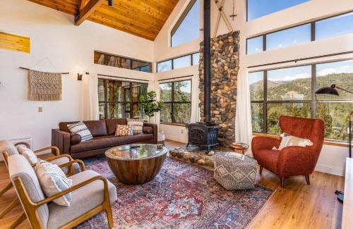 Yosemite Forks House | Hilltop Haven- Bright and Modern Cabin w/hot tub and stunning views