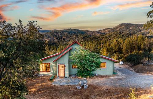 Yosemite Forks House | Hilltop Haven- Bright and Modern Cabin w/hot tub and stunning views