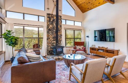 Yosemite Forks House | Hilltop Haven- Bright and Modern Cabin w/hot tub and stunning views