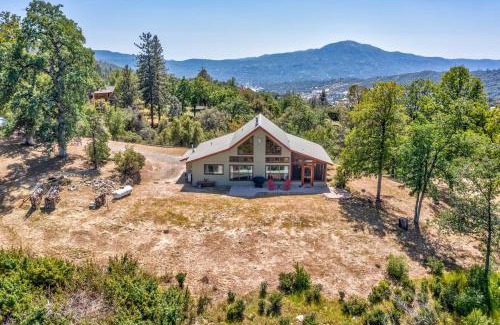 Yosemite Forks House | Hilltop Haven- Bright and Modern Cabin w/hot tub and stunning views
