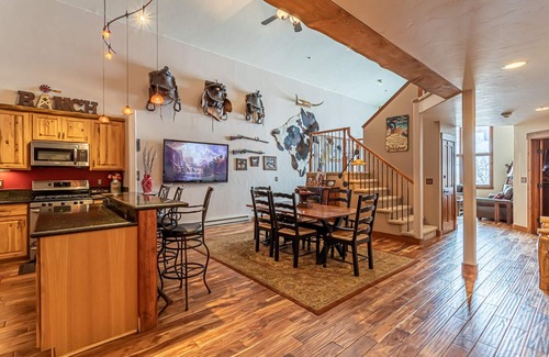 Steamboat Springs Condo | Hilltop Haven | Stunning 3BR + Den Retreat!