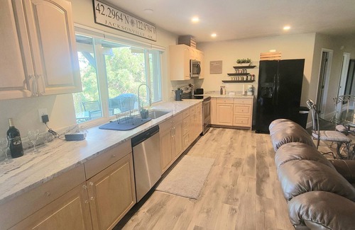 Jacksonville House | Hilltop Hideaway~Brand New~5 min to Downtown~BBQ~Firepit~Amazing Views