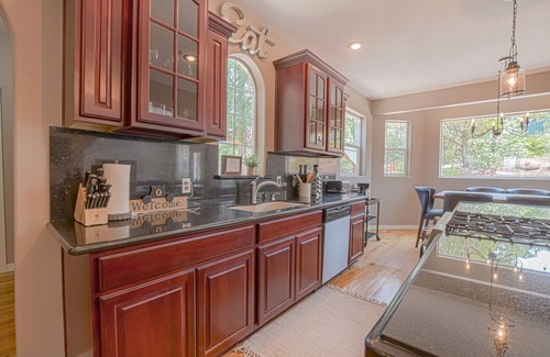 Show Low House | Hilltop Hideaway/Backyard Retreat/Huge Front deck/2 Fireplaces