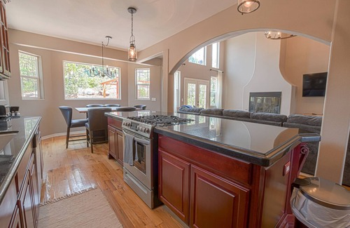 Show Low House | Hilltop Hideaway/Backyard Retreat/Huge Front deck/2 Fireplaces