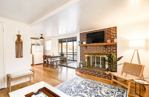 Tallassee Cottage | Hilltop Hideaway: Lakefront Cottage in the Smoky Mountains