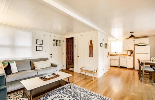 Tallassee Cottage | Hilltop Hideaway: Lakefront Cottage in the Smoky Mountains