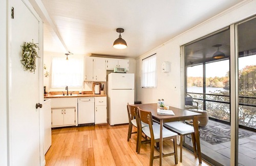 Tallassee Cottage | Hilltop Hideaway: Lakefront Cottage in the Smoky Mountains