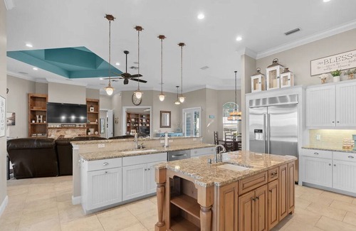 Weirsdale House | Hilltop Hideaway- Pet Friendly Lake Weir Retreat W/Sandy Beach & Pool