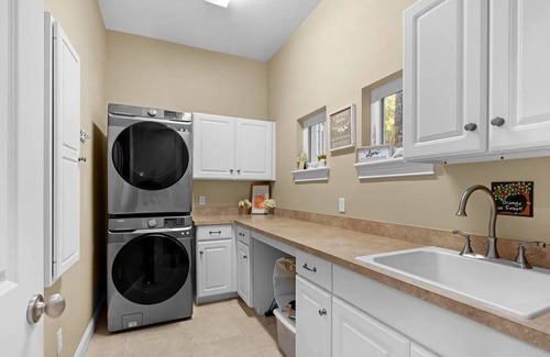 Weirsdale House | Hilltop Hideaway- Pet Friendly Lake Weir Retreat W/Sandy Beach & Pool