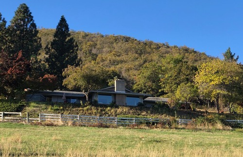Talent House | Hilltop house - A view to remember