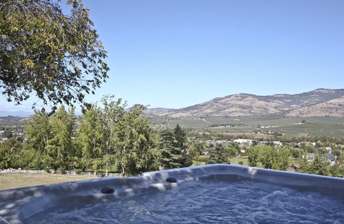 Talent House | Hilltop house - A view to remember