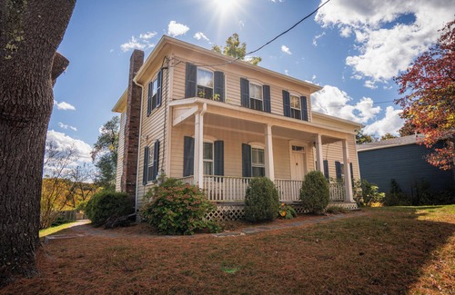 Kingston House | Hilltop House: Charming 1980's Kingston Farmhouse