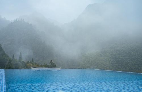 Wulingyuan Hotel | Hilltop House Resort