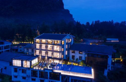 Wulingyuan Hotel | Hilltop House Resort
