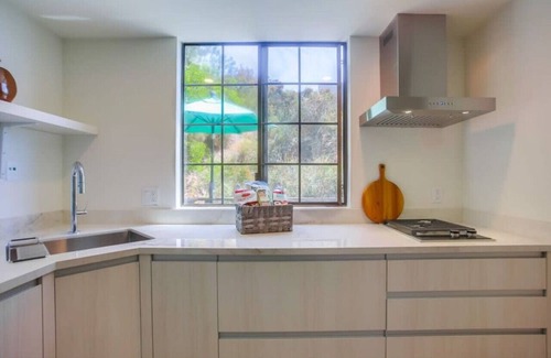 Del Mar Heights House | Hilltop Tower Guest Suite with Ocean Views