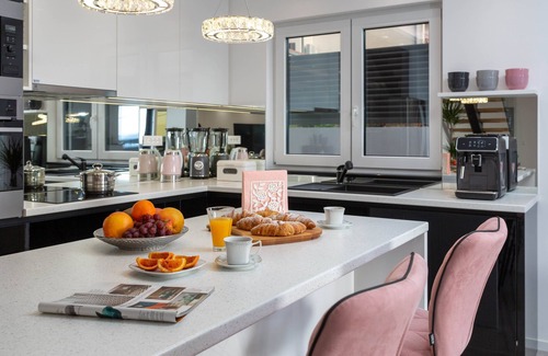Mravince Villa | Hilltop Villa: Jacuzzi, Sauna, Heated Pool, EV Charger, Playground & King Beds