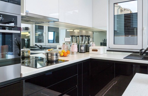 Mravince Villa | Hilltop Villa: Jacuzzi, Sauna, Heated Pool, EV Charger, Playground & King Beds