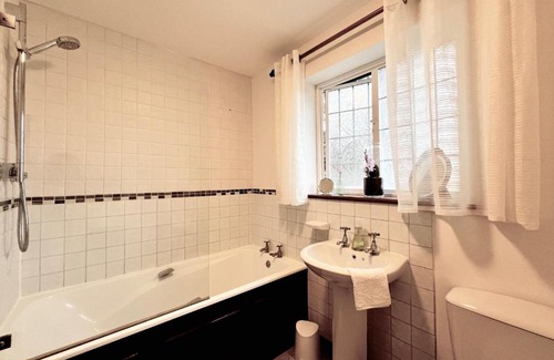 Chilworth House | Hilltop walkers paradise with a view, sleeps 10