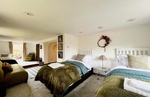 Chilworth House | Hilltop walkers paradise with a view, sleeps 10