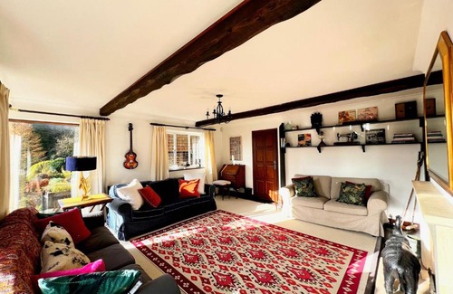 Chilworth House | Hilltop walkers paradise with a view, sleeps 10