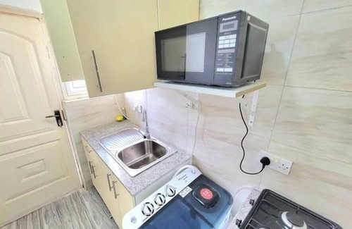 Kwabenyan House | HillView 1 Bedrm Home with Swimming Pool @Kwabenya