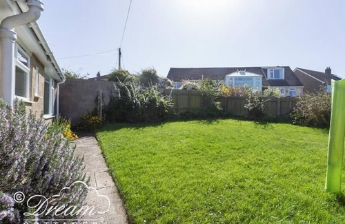 Bridport Cottage | HILLVIEW BUNGALOW, pet friendly, with a garden in Burton Bradstock