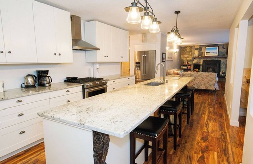 Kenora House | Hilly Hideaway Retreat~ lakefront cabin in Kenora