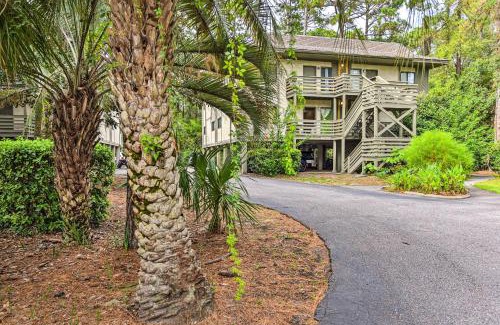 Hilton Head Island Apartment | Hilton Head Island Condo with Community Pool!