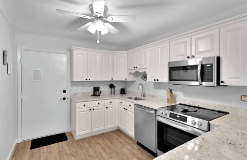 Folly Field Condo | Hilton Head Hangout – 2 BDR Resort Condo by Beach!