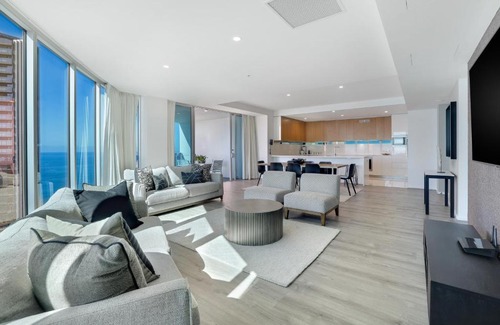 Surfers Paradise Apartment | Hilton Panoramic Oceanview Sub-Penthouse