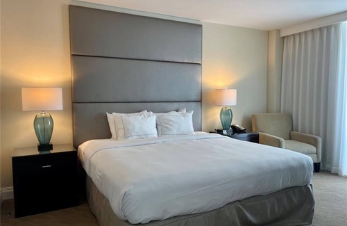 East Fort Lauderdale Apartment | Hilton Penthouse Suite with Luxury Hotel Amenities