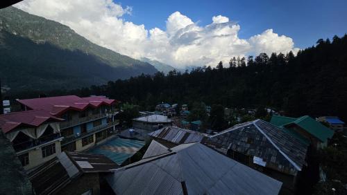 Old Manali Hostel | Himalayan Chill House - Dragon Chowk, Old Manali with Mountain View, Balcony and Kitchen Access