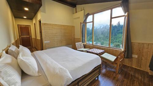 Old Manali Hostel | Himalayan Chill House - Dragon Chowk, Old Manali with Mountain View, Balcony and Kitchen Access