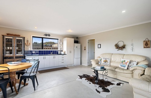 Himatangi Beach House | Himatangi Kiwi Bach - Himatangi Beach Holiday Home