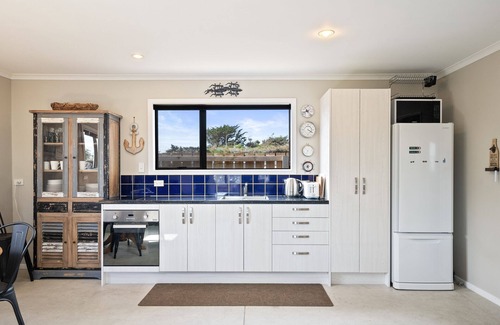 Himatangi Beach House | Himatangi Kiwi Bach - Himatangi Beach Holiday Home