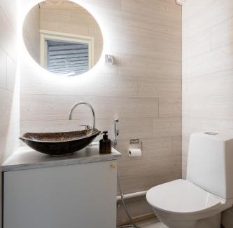 Jamsa House | Himosranta Suite C - Private Suite with Sauna & Lake Views