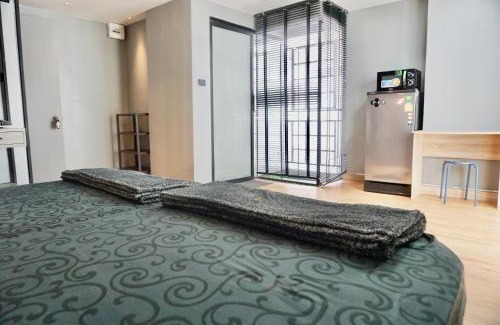 Silom Apartment | Hip and funky apartment silom Soi 3, with rooftop view