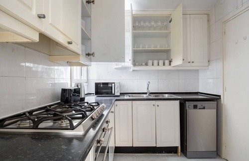 Sant Gervasi Apartment | Hip Galvany 3BR w/Doorman, Balcony & Park Views, by Blueground