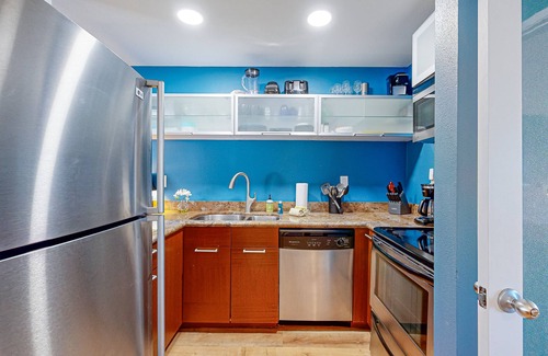 Downtown Palm Springs Condo | Hip hideaway with heated pool & hot tub near downtown & golf - dog-friendly