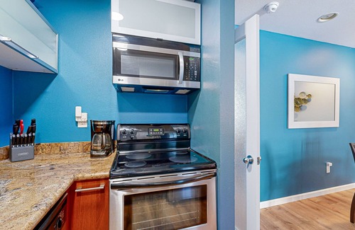 Downtown Palm Springs Condo | Hip hideaway with heated pool & hot tub near downtown & golf - dog-friendly